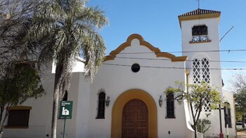 El frente de la parroquia