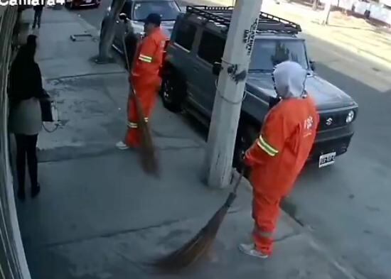 Los sujetos se habían vestido de trabajadores de limpieza de la Ciudad de México para someter a las víctimas. Foto: (Captura de pantalla)