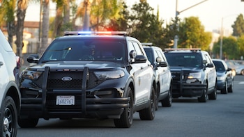 Vehículos de la policía de Long Beach tras un enfrentamiento armado