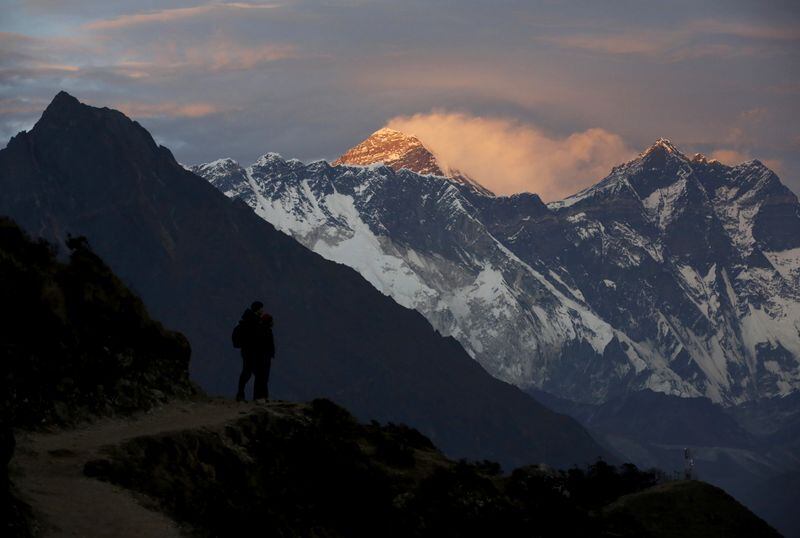 Nepal implementa nuevas reglas y aumentó el costo del permiso para escalar el Everest desde septiembre de 2025 (REUTERS/Navesh Chitrakar)