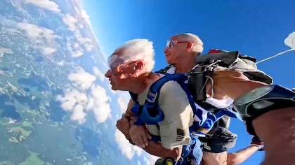 Un hombre de 90 años celebró su amor por su difunta esposa con un salto en paracaídas