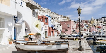 El puerto de Marina Corricella y sus casas de colores pastel son símbolos de la tradición e identidad visual de Procida en el Mediterráneo (Wikimedia Commons)