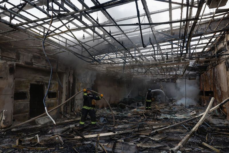 Bomberos trabajan en el sitio de una empresa privada afectada por un ataque con drones rusos, en medio del ataque de Rusia a Ucrania, en las afueras de Kiev, Ucrania, el 18 de mayo de 2025 (REUTERS/Valentyn Ogirenko)