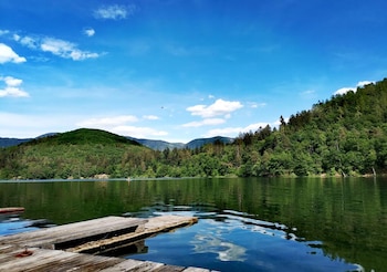 Lago cerca del viñedo que ofrece voluntariado en las Dolomitas. (Worldpackers)