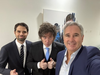 El embajador argentino en Francia, Ian Sielecki, con el presidente Javier Milei y el canciller Pablo Quirno