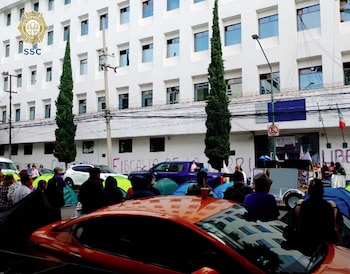 Alrededor de 60 integrantes del Frente Impulsivo Popular de la Convención de la CDMX mantienen bloqueada la circulación en Dr. Lavista 79, en la colonia Doctores, alcaldía Cuauhtémoc (X@OVIALCDMX)