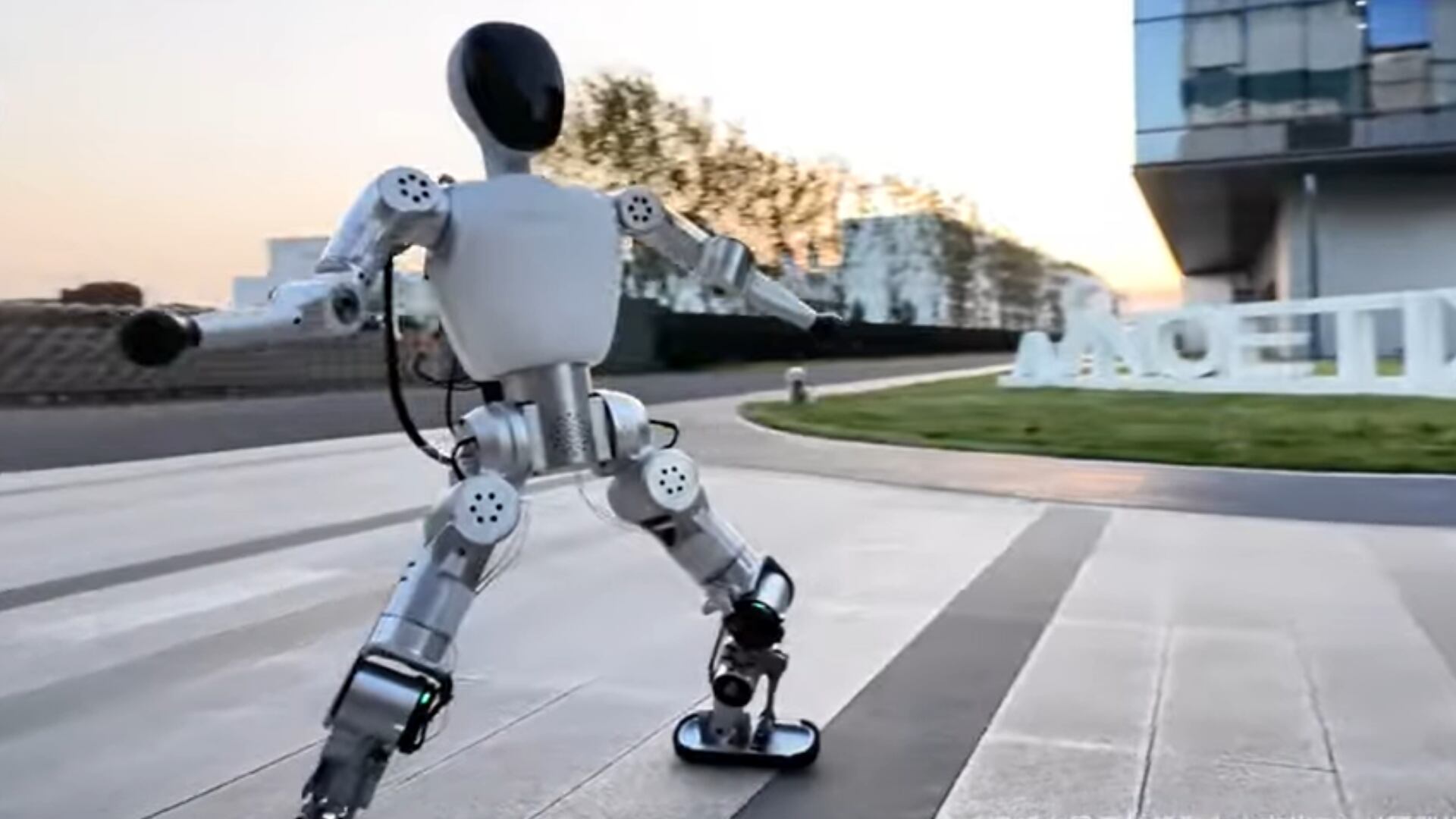 Este es el robot humanoide de Noetix Robotics que cuesta lo mismo que un iPhone