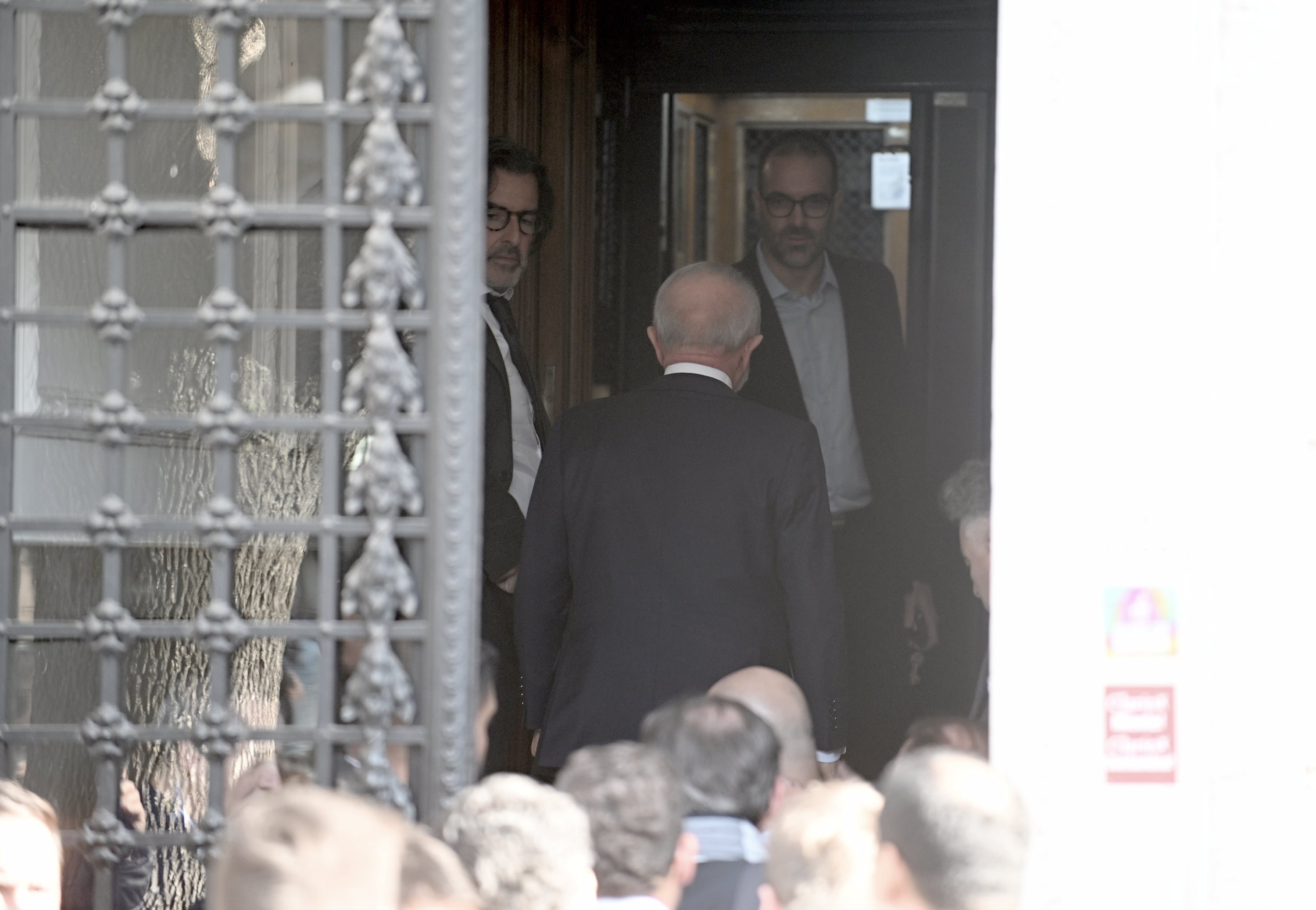 El momento en que Lula ingresa al edificio donde Cristina Kirchner cumple prisión domiciliaria