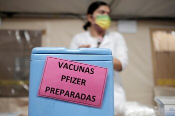 Fotografía de archivo de personal del Seguro Social mientras espera para aplicar vacunas a los pacientes en San José (Costa Rica). EFE/ Jeffrey Arguedas