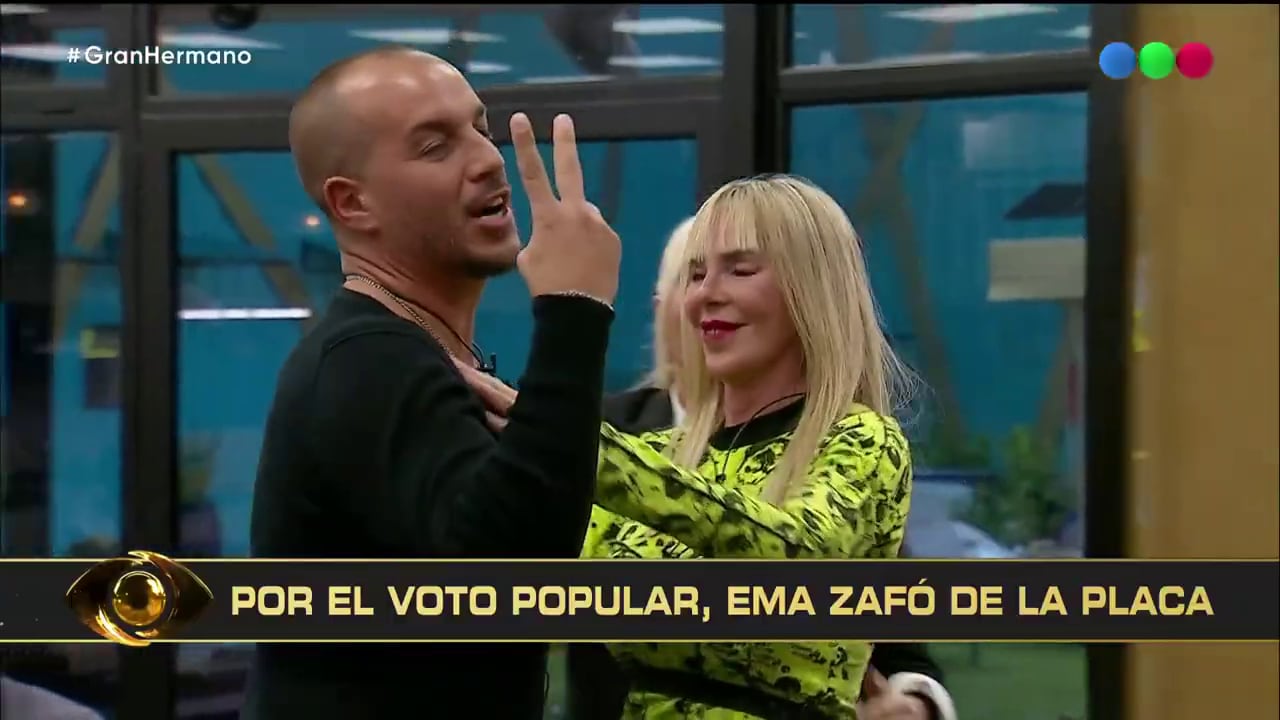 El abrazo de Emanuel con Mariela después de que él salió de placa de nominados