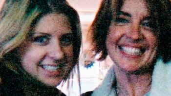 Elisa junto a su amiga