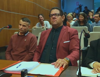 Moisés Martínez (izquierda), tras escuchar que fue condenado a 12 años de cárcel; de fondo, su familia llora (APU)