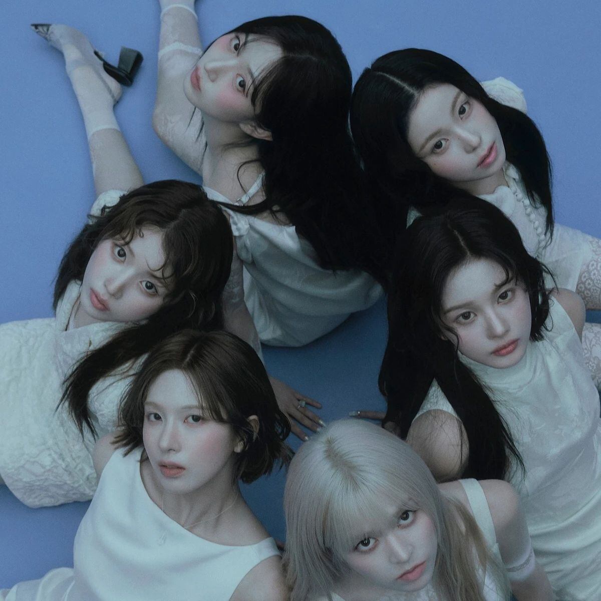 La participación de NMIXX en el Festival de Viña del Mar 2026 representó la primera vez que un grupo de K-pop encabezó el evento chileno (JYP Entertainment)