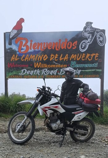 Yago posa en el cartel