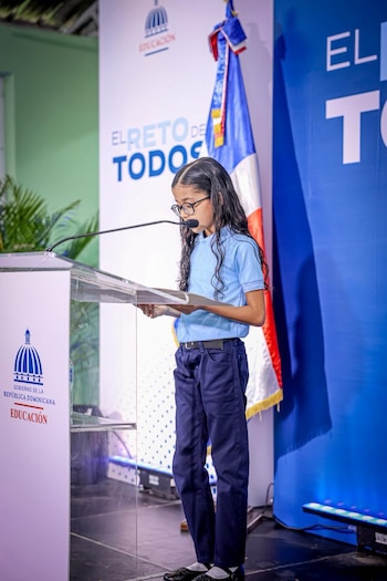 Estudiantes reconocen el impacto positivo de las nuevas instalaciones en el aprendizaje y bienestar de la juventud local. (Foto cortesía Presidencia de República Dominicana)