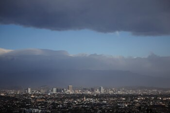 La tormenta avanza desde las llanuras hacia el Medio Oeste, trayendo nevadas en Sierra Nevada y las Montañas Rocosas. (REUTERS/Daniel Cole)