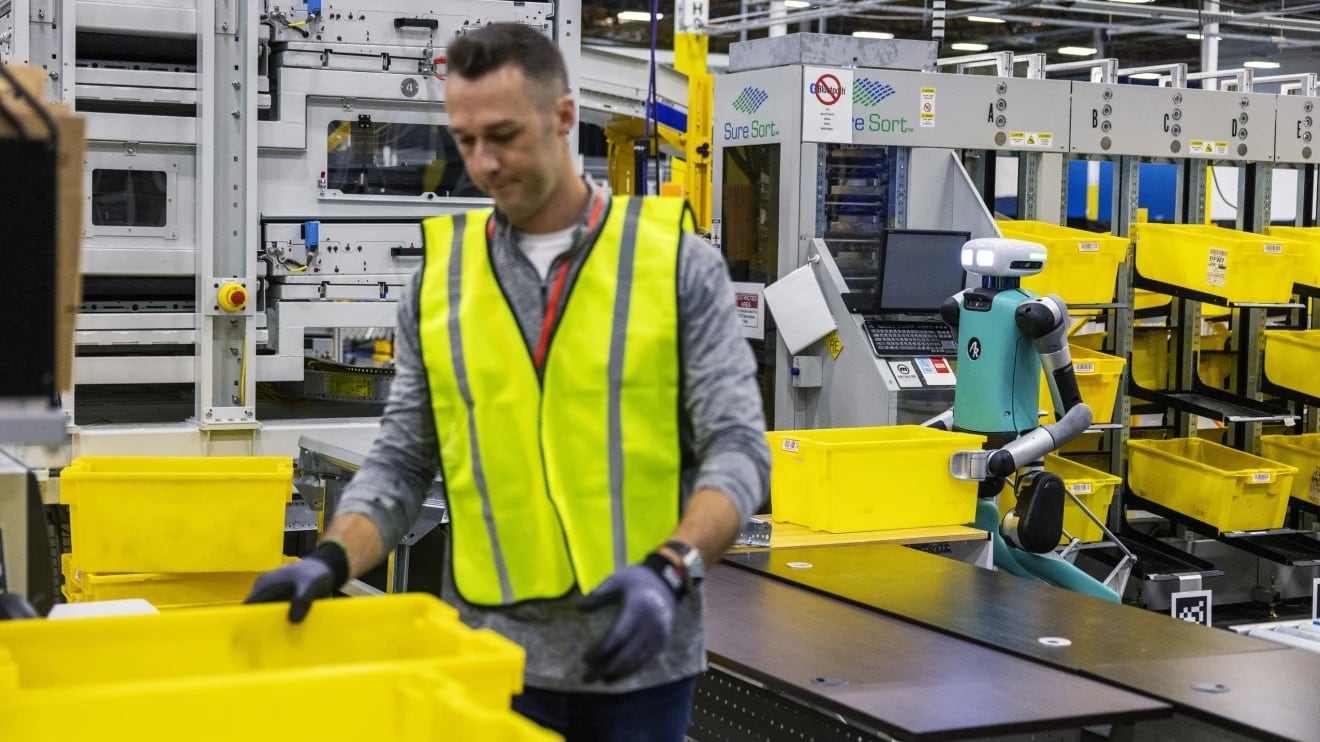 Informes de la Strategic Organizing Center señalaron que los depósitos con robots registran tasas de accidentes más altas que las plantas tradicionales. (Amazon)