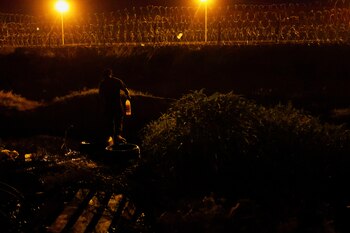 Un migrante cruza el Río Bravo tratando de huir de los elementos de la patrulla fronteriza en Cd. Juárez. REUTERS/Jose Luis Gonzalez