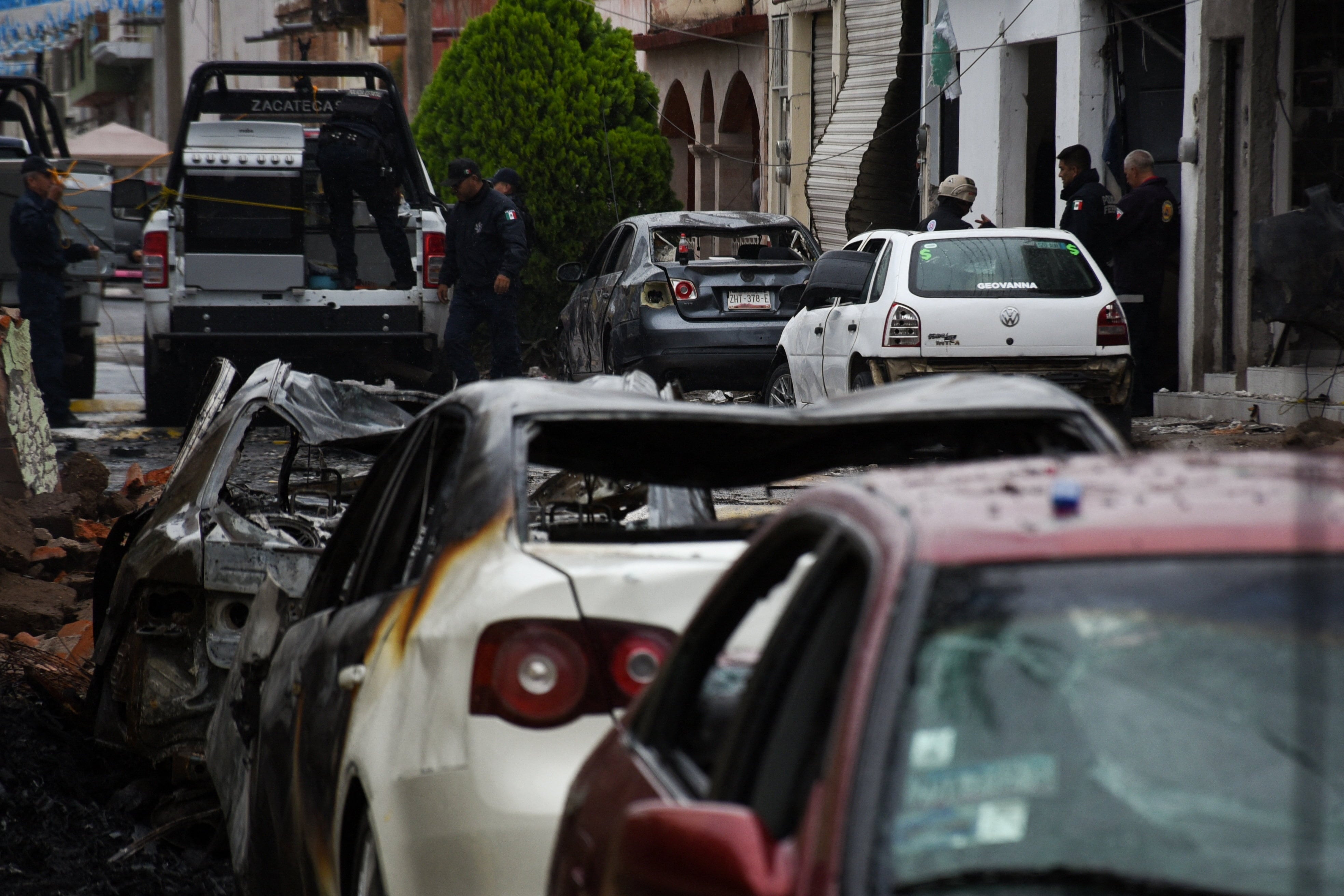 Vehículos dañados cerca de la sede de la policía municipal tras la explosión de un coche bomba frente a la comisaría la noche anterior —suceso que dejó varias personas heridas, según medios locales— en Ojocaliente, estado de Zacatecas, México. August 31, 2026. REUTERS/Edgar Chavez
