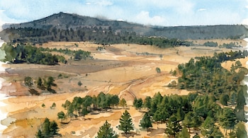 Pintura acuarela de un amplio paisaje con una montaña oscura al fondo, un valle con campos de tonos ocre y grupos de árboles verdes. Cielo azul claro.
