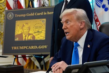 Trump también ofreció otra opción: la 'Tarjeta Platino Trump' - crédito AP Foto/Alex Brandon