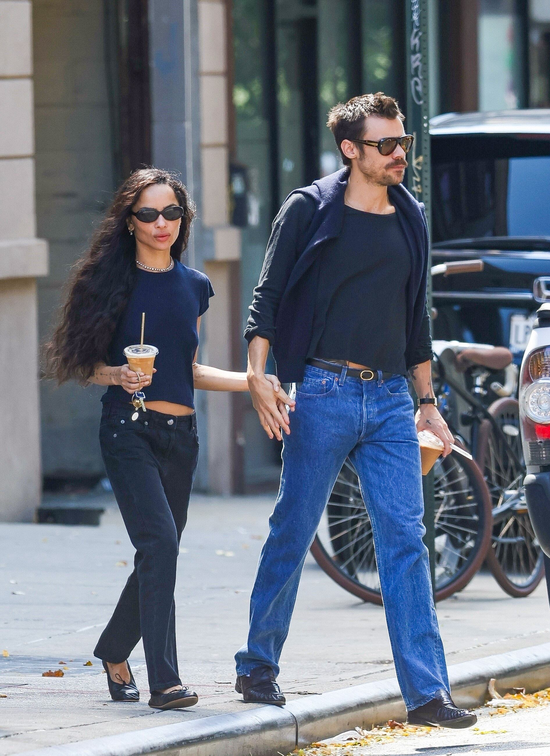 Harry Styles y Zoë Kravitz apuestan por la elegancia urbana y la coherencia cromática en un paseo que redefine el vestir en pareja (The Grosby Group)