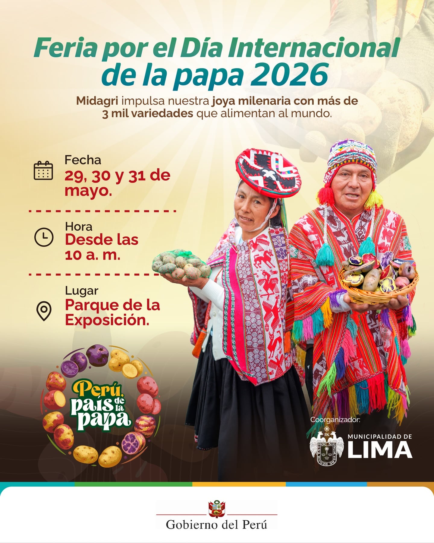 Dos personas con atuendos tradicionales peruanos sostienen papas en la Feria por el Día Internacional de la Papa 2026, un evento en Perú que celebra miles de variedades de este tubérculo.