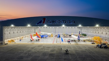 El sector aeronáutico salvadoreño sumó 16 nuevas líneas de producción, elevando a 65 la infraestructura dedicada al mantenimiento de aviones en un solo sitio. (Cortesía: Casa Presidencial)