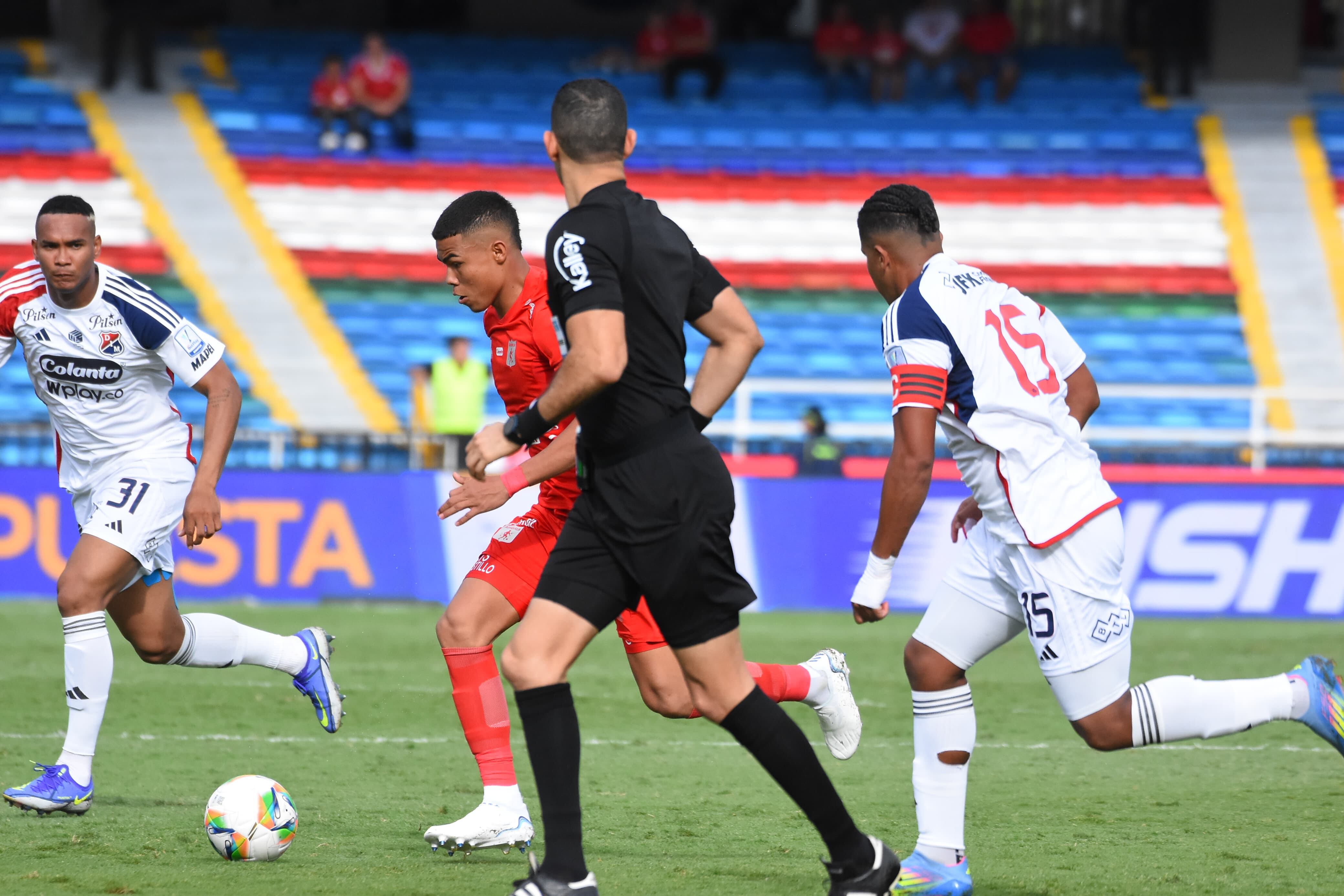 América de Cali teme por posibles amaños arbitrales ante el Medellín: hizo una dura exigencia