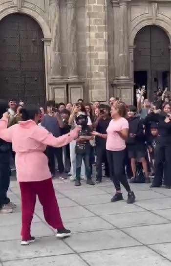 La tendencia digital llegó a las calles de la capital jalisciense y tuvo como protagonistas a dos mujeres que decidieron sumarse al popular reto.