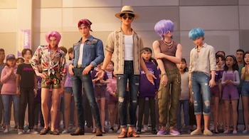 Cinco personajes masculinos animados con peinados y atuendos coloridos de estilo latino posan frente a una multitud de personas animadas en un entorno exterior.