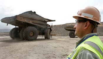 Volquetas desempeñan un papel clave en el transporte de materiales en obras viales, siendo fundamentales para el desarrollo de infraestructura regional - crédito José Miguel Gómez/Reuters
