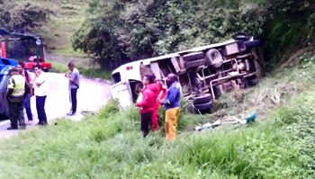 Volcamiento de un bus en el Alto de Matasanos, Antioquia - crédito @Telemedellín/X