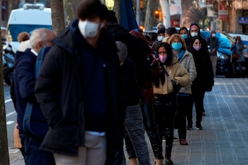 Multitud de personas hacen cola