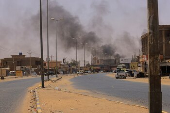 Humo en Omdurman, cerca del