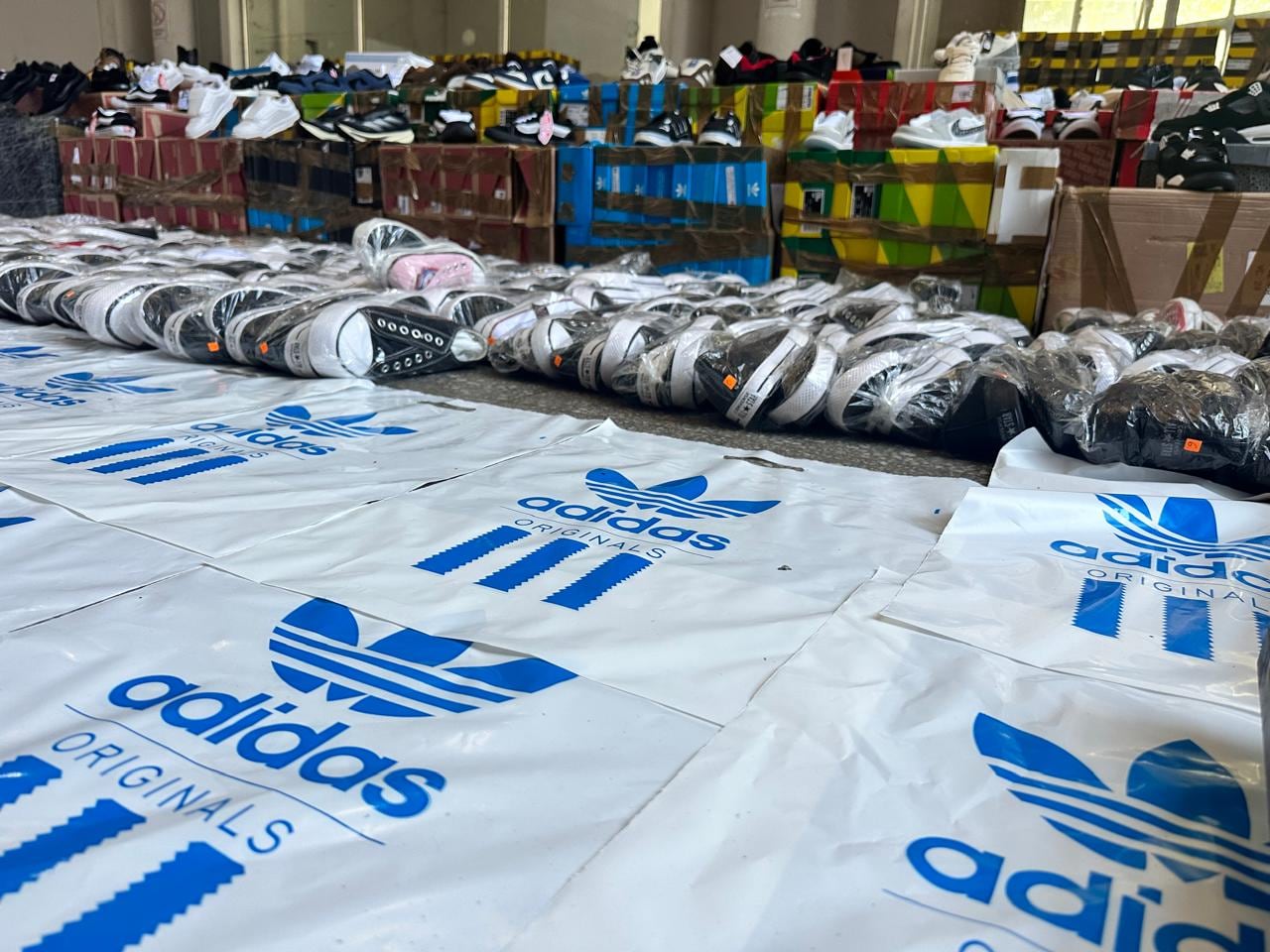 Marcas como Nike, Adidas y Puma figuraban en miles de pares de zapatillas falsificadas incautadas