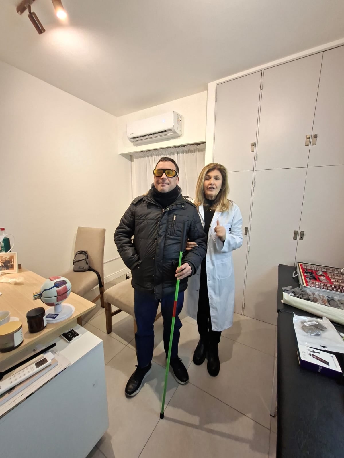 La rehabilitación visual incluye el entrenamiento en dispositivos de aumento y la adaptación de entornos para preservar la autonomía. (Gentileza: Perla Mayo)