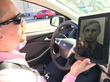 El guía turístico Yuri Neshinski también muestra fotos de los años jóvenes del líder ruso durante el tour "Putin en San Petersburgo". La antigua metrópoli zarista es la ciudad natal de Vladimir Putin, quien creció allí en un hogar humilde. Foto: Ulf Mauder/dpa