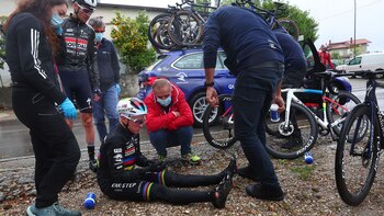 Remco Evenepoel fue asistido tras