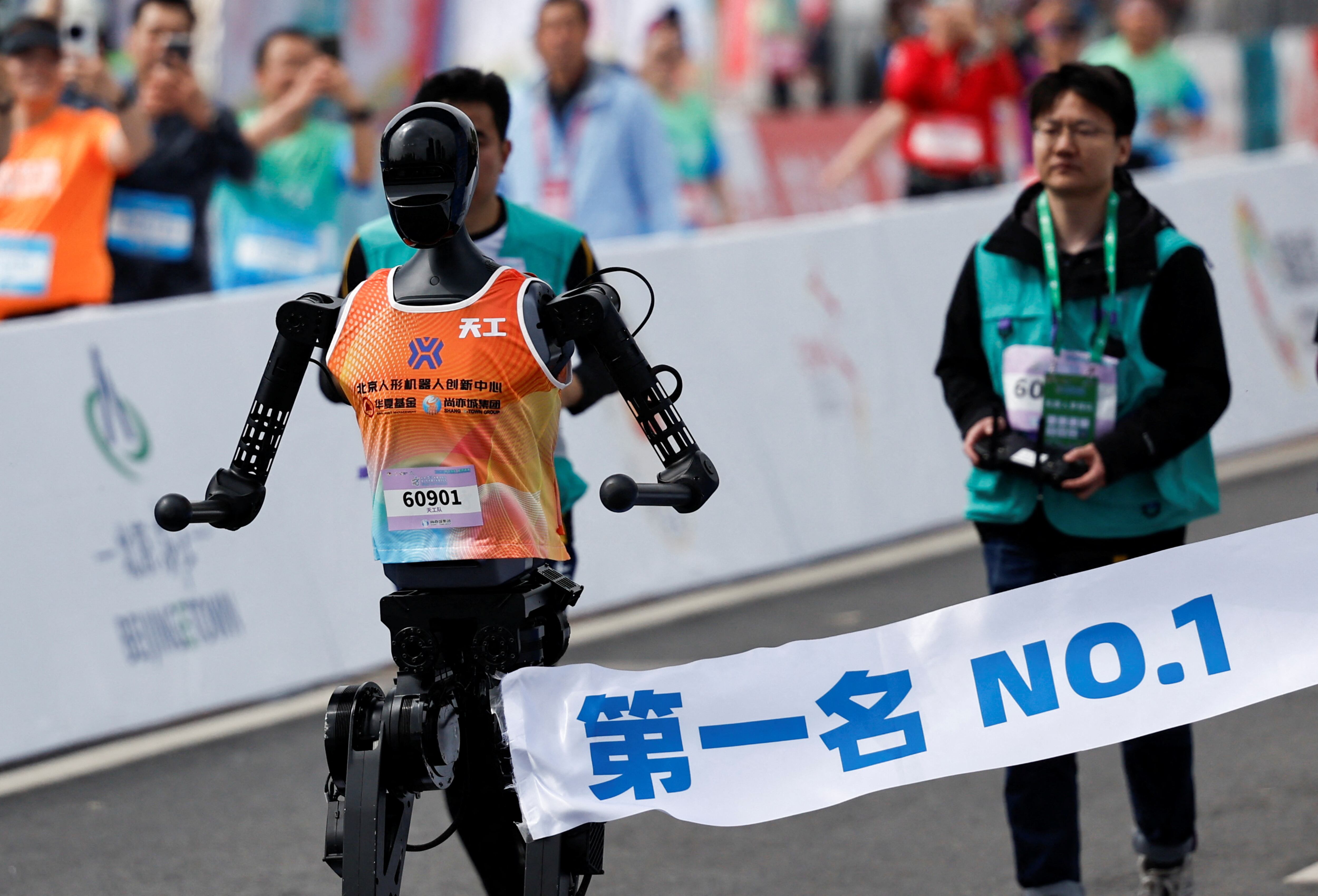 Tiangong fue protagonista de una prueba técnica que mezcló maratón, inteligencia artificial y curiosidad callejera - REUTERS/Tingshu Wang TPX IMAGES OF THE DAY