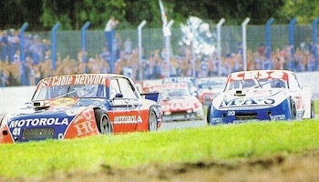 Alejandro Occhionero delante de Roberto Urretavizcaya en Rafaela en 2000. Ese día ganó una serie y subió al podio (Archivo Revista CORSA)