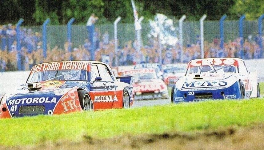 Alejandro Occhionero delante de Roberto Urretavizcaya en Rafaela en 2000. Ese día ganó una serie y subió al podio (Archivo Revista CORSA)