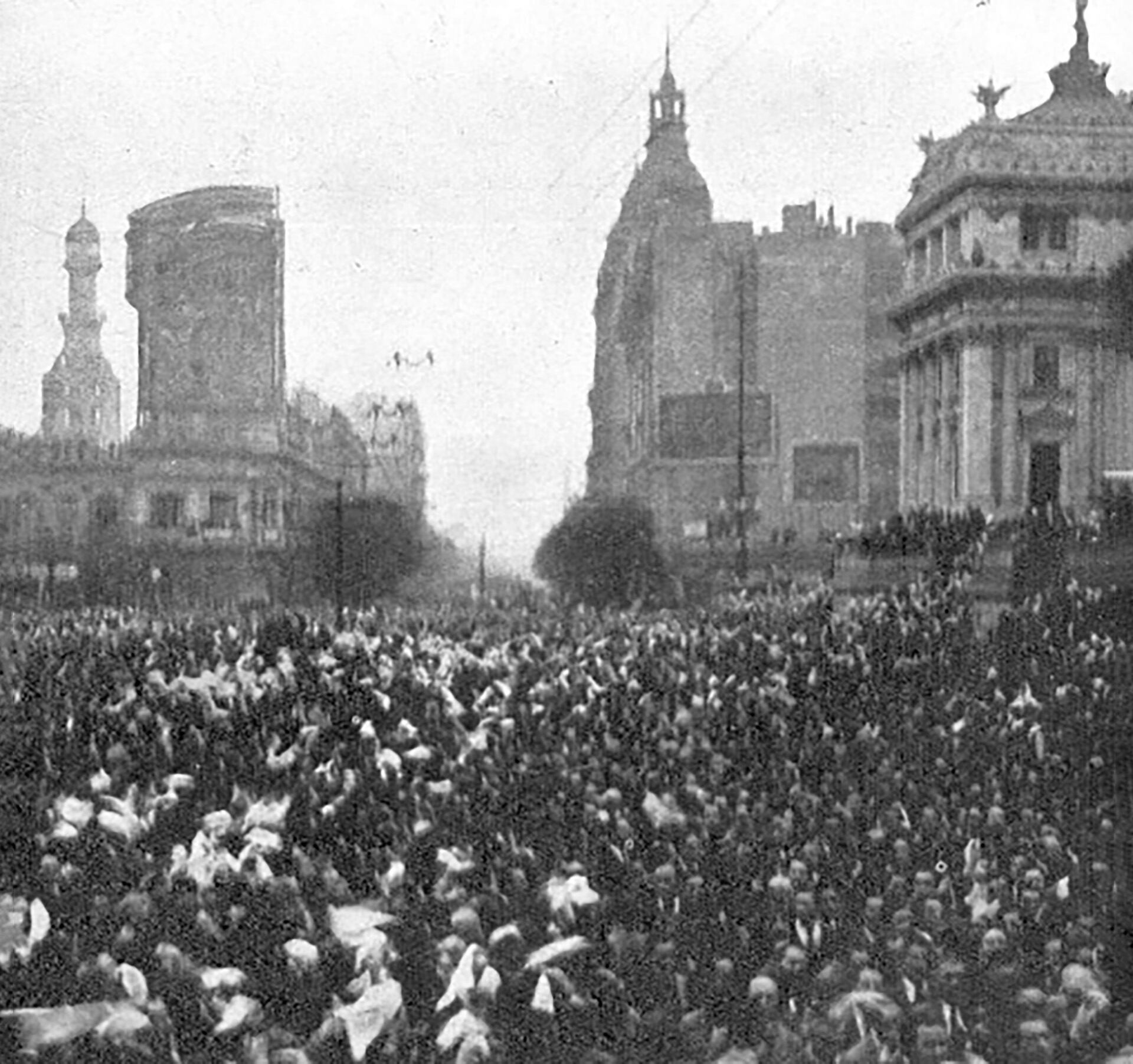 Así lucía la Plaza del Congreso aquel 6 de julio de 1933. (Caras y Caretas del 15 de julio)