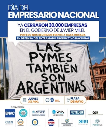 Un cartel blanco con texto negro "LAS PYMES TAMBIÉN SON ARGENTINAS" frente a la Casa Rosada en Plaza de Mayo. Se observa un cartel superior con texto