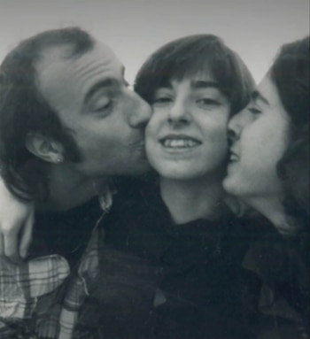 Helena rodeada por sus hermanos,