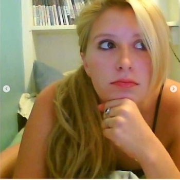 Retrato de Jazmín Vélez, una mujer joven rubia con el pelo recogido, apoyando la barbilla en la mano y mirando hacia la derecha