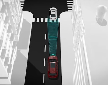 Vista superior de un automóvil rojo emitiendo un haz azul con forma de red hacia un automóvil blanco en una calle entre edificios