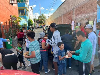 Integrantes de albergue da comida