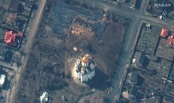 Una imagen de satélite muestra el sitio de la tumba con una zanja de aproximadamente 13,7 metros de largo en la sección suroeste de la zona cerca de la Iglesia de San Andrés y Pyervozvannoho de todos los Santos, en Bucha, Ucrania, 31 de marzo de 2022. Imagen tomada el 31 de marzo de 2022. Imagen de satélite 2022 Maxar Technologies/Handout via REUTERS