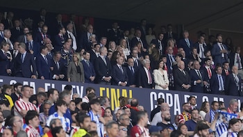 Fútbol. La Comunidad asegura que Ayuso saludó a todos los futbolistas de la Copa pese a "bulos" y pide "respeto" a himno